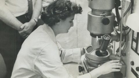 June Almeida en el laboratorio con su microscopio