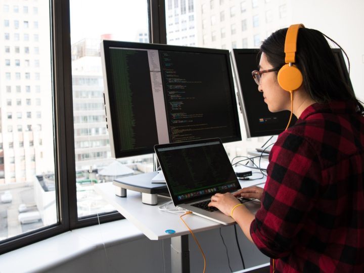 Frente al sesgo tecnológico, más mujeres programadoras